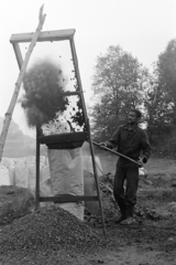 Poland, 1974, Kereki Sándor, sieve, worker, Fortepan #204799