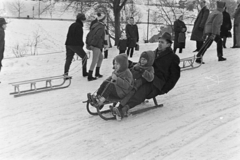 Magyarország, Tabán, Budapest I., szánkózók a Naphegy utca közelében. Háttérben a Kereszt utcáról a Hegyalja útra vezető Kereszt lépcső., 1970, Kereki Sándor, tél, szánkó, Budapest, Fortepan #204844