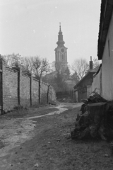 Magyarország, Szentendre, a Toldi utca, háttérben a Belgrád székesegyház (Görögkeleti Püspöki Főszékesegyház) a Fulco deák (Sallai Imre) utca felöl nézve., 1972, Kereki Sándor, templom, Fortepan #204852