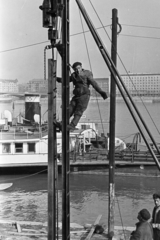 Magyarország, Budapest II.,Budapest V., a budai alsó rakpart a Bem József téri hajóállomásnál, szemben a Jászai Mari tér., 1970, Kereki Sándor, Budapest, munkás, Fortepan #204863