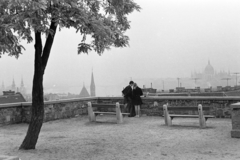 Magyarország, budai Vár, Budapest I., kilátás az Ybl villa helyén kialakított parkból a Szilágyi Dezső téri templom és a Parlament felé., 1968, Kereki Sándor, Budapest, pad, fiú, lány, Fortepan #204886