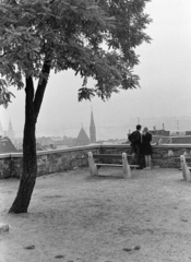 Magyarország, budai Vár, Budapest I., kilátás az Ybl villa helyén kialakított parkból a Szilágyi Dezső téri templom felé., 1968, Kereki Sándor, Budapest, pad, fiú, lány, Fortepan #204887