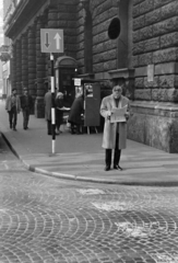 Magyarország, Budapest VI., az Andrássy út (Népköztársaság útja) és az Eötvös utca sarok az Oktogon (November 7. tér) felé nézve., 1970, Kereki Sándor, Budapest, Best of, olvasás, telefonfülke, férfi, újság, kockakő, újságárus, Fortepan #204896