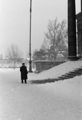 Magyarország, Budapest XIV., Hősök tere, háttérben a Műjégpálya és távolabb a Vajdahunyad vára. Jobbra a Műcsarnok., 1971, Kereki Sándor, hó, jégpálya, Budapest, Fortepan #204910