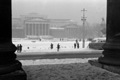 Magyarország, Budapest XIV., a Hősök tere és a Szépművészeti Múzeum a Műcsarnok oszlopcsarnokából nézve., 1971, Kereki Sándor, tél, hó, Budapest, Fortepan #204911