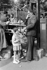 Magyarország, Városliget, Budapest XIV., Állatkerti körút, a Kis vidámpark előtt., 1971, Kereki Sándor, Budapest, Best of, kislány, büfé, nagyszülő, léggömb, Fortepan #204916