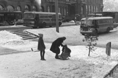 Magyarország, Budapest V., Március 15. tér a Duna felé nézve, balra a Mátyás Pince étterem., 1971, Kereki Sándor, Budapest, Best of, szánkó, Fortepan #204940