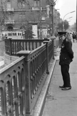 Magyarország, Budapest XIII., Margit híd pesti hídfője, háttérben a Jászai Mari tér - Szent István körút sarkán álló ház., 1971, Kereki Sándor, Budapest, tányérsapka, egyenruha, hátratett kéz, Fortepan #204946