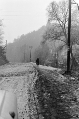 Magyarország, Fő út, jobbra fent a dombtetőn a Szent Hubertus-kápolna., 1971, Kereki Sándor, sár, országút, Fortepan #204985