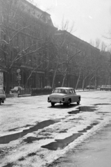 Magyarország, Budapest VI., az Andrássy út (Népköztársaság útja) a Kodály köröndtől a Szív utca felé nézve., 1973, Kereki Sándor, Budapest, automobil, tócsa, FSO Warszawa, Fortepan #204986