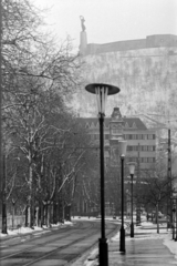 Magyarország, Budapest I., Várkert (Groza Péter) rakpart. Szemben az Ybl Miklós téren a Várkert Kioszk, háttérben a Gellért-hegy., 1973, Kereki Sándor, szobor, Budapest, Fortepan #204987