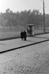 Magyarország, Budapest XIV., Thököly út a Dózsa György út felé nézve, szemben keresztben az Istvánmezei út., 1970, Kereki Sándor, Budapest, telefonfülke, emberpár, Fortepan #204993