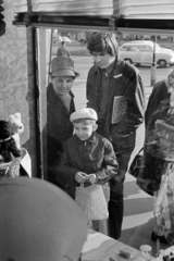 Magyarország, Budapest VI., Deák Ferenc tér 6., Anker-ház, kilátás a Hobby bolt kirakatán keresztül., 1970, Kereki Sándor, Budapest, kisfiú, kíváncsiság, kamasz, Fortepan #204994