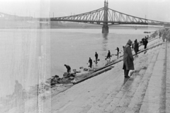 Magyarország, Budapest XI., horgászok az alsó rakpart lépcsőjén, háttérben a Szabadság híd, távolabb a Petőfi híd látszik., 1970, Kereki Sándor, horgászat, Budapest, Duna-part, Fortepan #204998