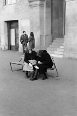 Magyarország, Budapest V., a felvétel a Belgrád rakpart 26-os számú ház előtt készült., 1972, Kereki Sándor, Budapest, idős ember, fiatalság, pad, Fortepan #205009