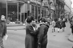 Magyarország, Budapest V., Váci utca, a Régi posta utca kereszteződéséből a Vörösmarty tér felé fényképezve., 1972, Kereki Sándor, Budapest, nők, járókelő, beszélgetés, Fortepan #205011