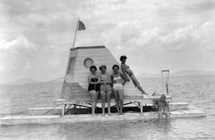 Magyarország,Balaton, Kabinos katamarán a Balatonon. Háttérben takarva a Badacsony., 1963, Beyer Norbert, közlekedés, jármű, zászló, csoportkép, csónak, rendszám, katamarán, Fortepan #20502