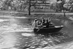 Magyarország, Városliget, Budapest XIV., Csónakázótó, háttérben a Millenniumi Földalatti Vasút Állatkert megállója., 1971, Kereki Sándor, csónakázás, Budapest, Fortepan #205032