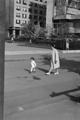 Hungary, Budapest V., a Dunakorzó a Vigadó térnél, háttérben jobbra az épülő Hotel Duna Intercontinental., 1969, Kereki Sándor, Budapest, girl, grandparent, Fortepan #205036