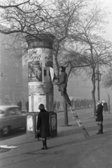 Magyarország, Budapest VI.,Budapest VII., Erzsébet (Lenin) körút, szemben a Király (Majakovszkij) utca és a Teréz (Lenin) körút sarok., 1968, Kereki Sándor, plakát, kandeláber, hirdetőoszlop, létra, Budapest, plakátragasztó, Fortepan #205038