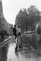 Hungary, Budapest V., Váci utca, szemben a Vörösmarty tér., 1969, Kereki Sándor, Wartburg-brand, Budapest, pedestrian, rain, Fortepan #205044