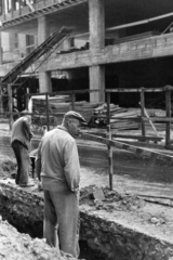 Hungary, Budapest V., Vörösmarty tér, az épülő ORI (Országos Rendező Iroda) székház., 1969, Kereki Sándor, construction, Budapest, worker, Fortepan #205045