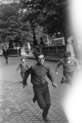 Hungary, Budapest V., Szent István tér, a felvétel a Bazilika oldalánál készült., 1969, Kereki Sándor, kids, running, Budapest, Fortepan #205050