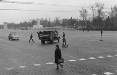 Magyarország, Budapest VII.,Budapest XIV., Ötvenhatosok tere (Felvonulási tér) a Dózsa György út - Damjanich utca saroktól nézve., 1972, Kereki Sándor, Budapest, gyalogátkelő, teherautó, rendőrdobogó, rendőr, Fortepan #205053