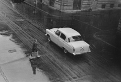 Magyarország, Budapest VI., a Szinyei Merse utca - Kmety György (Kmetty) utca kereszteződése., 1970, Kereki Sándor, Budapest, automobil, lány, eső, iskolai egyenruha, Fortepan #205064