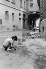 Slovakia, Košice, Harang utca (ulica Zvonárska) a Fő utca (Hlavná) felé nézve., 1974, Kereki Sándor, barefoot, drainer, kid, toy, Fortepan #205075