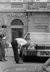 Magyarország, Budapest V., a Hotel Duna Intercontinental parkolója, háttérben az Apáczai Csere János utca 3-as számú ház., 1975, Kereki Sándor, Budapest, Best of, Oldsmobile-márka, rendszám, Fortepan #205081