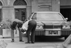 Magyarország, Budapest V., a Hotel Duna Intercontinental parkolója, háttérben az Apáczai Csere János utca 3-as számú ház., 1975, Kereki Sándor, rendszám, Oldsmobile-márka, Budapest, Oldsmobile Toronado, Fortepan #205082