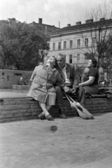 Hungary, Budapest VII., Klauzál tér, háttérben a 13-as számú ház., 1974, Kereki Sándor, Budapest, man and woman, relaxation, sunbathe, Fortepan #205085