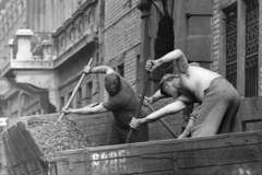 Magyarország, Budapest VIII., Berzsenyi utca, szenesemberek kokszot lapátolnak a teherautóról a 6-os számú épület előtt., 1975, Kereki Sándor, Budapest, szenesember, koksz, Fortepan #205103