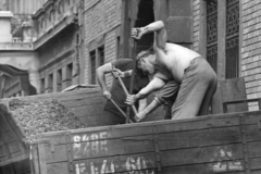 Hungary, Budapest VIII., Berzsenyi utca, szenesemberek kokszot lapátolnak a teherautóról a 6-os számú épület előtt., 1975, Kereki Sándor, Budapest, coalman, coke, Fortepan #205105