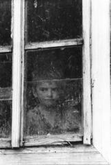 Poland, 1974, Kereki Sándor, window, kid, peeking, Fortepan #205121