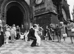 Czech Republik, Prague, Orloj., 1974, Kereki Sándor, Czechoslovakia, wedding ceremony, Fortepan #205162