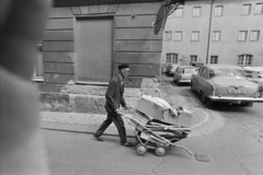 Czech Republik, Prague, U Lužického semináře, balra a 105/30, jobbra hátul a 104/28 szám., 1974, Kereki Sándor, Czechoslovakia, handcart, baby carriage, pipe, M21 Wolga, Fortepan #205163