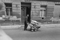 Czech Republik, Prague, U Lužického semináře 105/30., 1974, Kereki Sándor, Czechoslovakia, baby carriage, pipe, Fortepan #205164