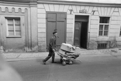 Czech Republik, Prague, U Lužického semináře 106/32., 1974, Kereki Sándor, Czechoslovakia, baby carriage, pipe, Fortepan #205165