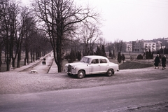 Hungary, Budapest XII., Gesztenyés kert (volt Németvölgyi temető) a Sirály utca felől. Jobbra a Jagelló út épületei. Az előtérben Mercedes 180 típusú személygépkocsi., 1965, Beyer Norbert, colorful, Gerrman brand, genre painting, Mercedes-brand, automobile, Mercedes W120, Budapest, Fortepan #20518