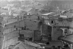 Poland, Kraków, kilátás a Királyi Palota (Wawel) felől, előtérben az ulica Kanonicza és az ulica Grodzka épületei, a jobb felső sarokban a Szentháromság-templom (Bazylika Świętej Trójcy) látszik., 1974, Kereki Sándor, chimney, firewall, roof, Fortepan #205181