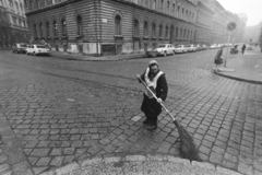 Hungary, Budapest VII., Almássy tér, jobbra a Barcsay utca., 1976, Kereki Sándor, sweeper, Budapest, Fortepan #205208