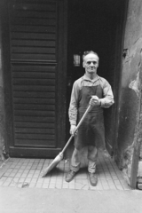 1976, Kereki Sándor, broom, apron, man, Fortepan #205210