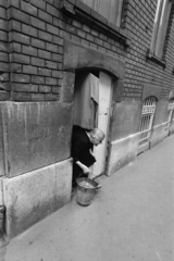 1976, Kereki Sándor, Best of, bucket, old person, basement, Fortepan #205212