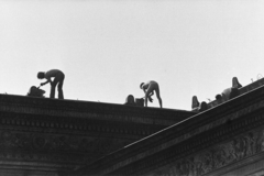 Magyarország, Budapest XIV., a munkások a Műcsarnok üvegtetőjén dolgoznak., 1973, Kereki Sándor, háztető, Budapest, Fortepan #205219