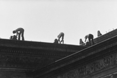 Magyarország, Budapest XIV., a munkások a Műcsarnok üvegtetőjén dolgoznak., 1973, Kereki Sándor, háztető, Budapest, Fortepan #205220