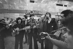 Poland, Poznań, főpályaudvar., 1974, Kereki Sándor, guitar, train station, musical instrument, Fortepan #205228