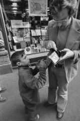 Hungary, Budapest V., a felvétel a Váci utca 28. szám alatti antikvárium kirakata előtt készült., 1976, Kereki Sándor, Budapest, beggar, wallet, boy, Fortepan #205237