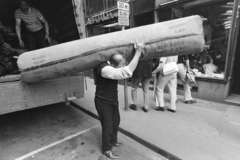 Hungary, Budapest V., a felvétel a Kígyó utca 4-6. szám alatti Röltex szőnyeg- és függönyszaküzlet előtt készült., 1975, Kereki Sándor, Budapest, carrying on the shoulder, carpet, Fortepan #205259